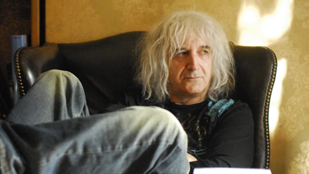 Το απόλυτο σοκ: Δείτε τον Νίκο Καρβέλα στα νιάτα του! (ΦΩΤΟ)