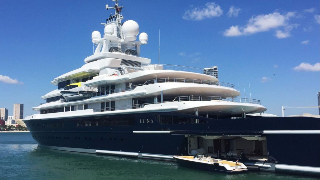To σούπερ γιοτ Luna των 400 εκατομμυρίων άραξε στη Μύκονο! (VIDEO)