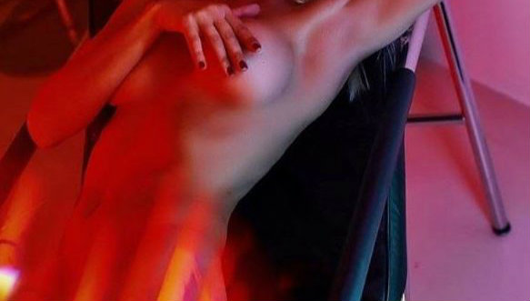 Η καρεκλάτη πόζα Ελληνίδας μάνας χώρις ρούχα μας «απογείωσε»  (Εικόνα)