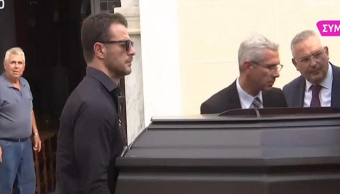 Νωρίς το πρωί της Παρασκευής έφτασε στη Σκιάθο η σορός της μητέρας του Γιώργου Αγγελόπουλου, η οποία έφυγε από τη ζωή τη Δευτέρα, μία ημέρα μετά τον γάμο του γιου της με τη Δήμητρα Βαμβακούση.