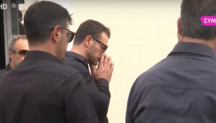 Ο Γιώργος Αγγελόπουλος διανύει τις πιο δύσκολες ώρες της ζωής του, αφού αυτή την ώρα πραγματοποιείται η κηδεία της μητέρας του στην Σκιάθο.