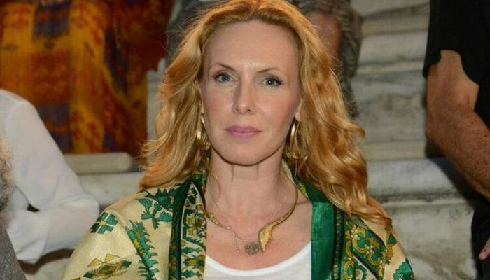 Η Εβελίνα Παπούλια μίλησε στην εκπομπή Μαμά-Δες και θέλησε να εξομολογηθεί τα ψυχολογικά προβλήματα που αντιμετώπισε, εξαιτίας της επιτυχίας των Δύο Ξένων.