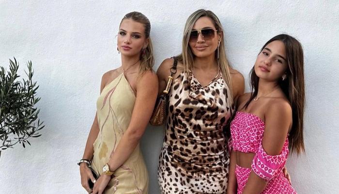 Η Ελένη Πετρουλάκη μίλησε στην κάμερα του Mega Καλημέρα και αναφέρθηκε στην προσωπική της ζωή, την οικογένειά της και την επιλόχειο κατάθλιψη την οποία πέρασε.