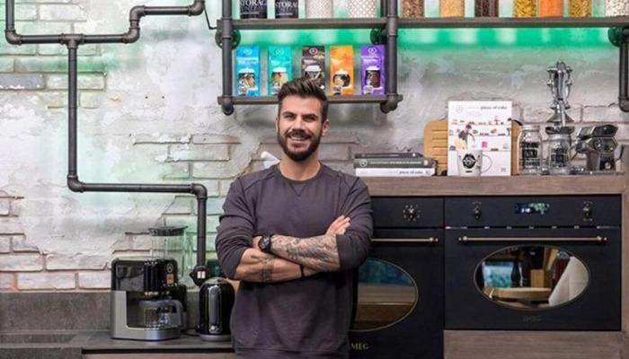 O Άκης Πετρετζίκης και η εκπομπή του Kitchen Lab, κάνει πρεμιέρα στον Alpha.