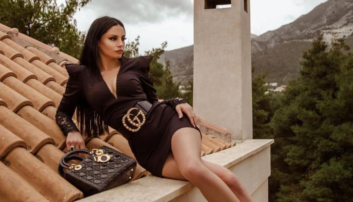 Η Δήμητρα Αλεξανδράκη επέστρεψε στην Ελλάδα, έπειτα από την οικειοθελή αποχώρηση της από το I am Celebrity. Η influencer μίλησε στην κάμερα του Fay’s Time και αναφέρθηκε σε αυτό.