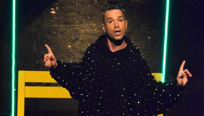 Η τραγική ιστορία ενός ομοφυλόφιλου εφήβου που δολοφονήθηκε από την ίδια του τη μητέρα. Το “Εσύ”, ένας σπαρακτικός μονόλογος (του Αλέξανδρου Χούντα), μια αληθινή ιστορία, που μας αφορά όλους, συνεχίζεται για 2η χρονιά στο θέατρο Αλκμήνη.