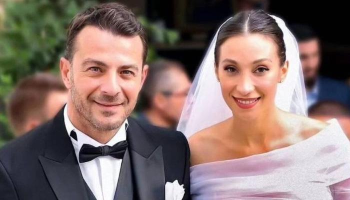 Ο Γιώργος Αγγελόπουλος θέλησε να ευχηθεί στην σύζυγό του, Δήμητρα Βαμβακούση, δημόσια για την ονομαστική εορτή. Οι δυο τους παντρεύτηκαν πριν περίπου έναν μήνα στο εκκλησάκι των Αγίων Ισιδώρων στο Λυκαβηττό, ωστόσο την επόμενη μέρα μετά τον γάμο ο Ντάνος έχασε τη μητέρα του.