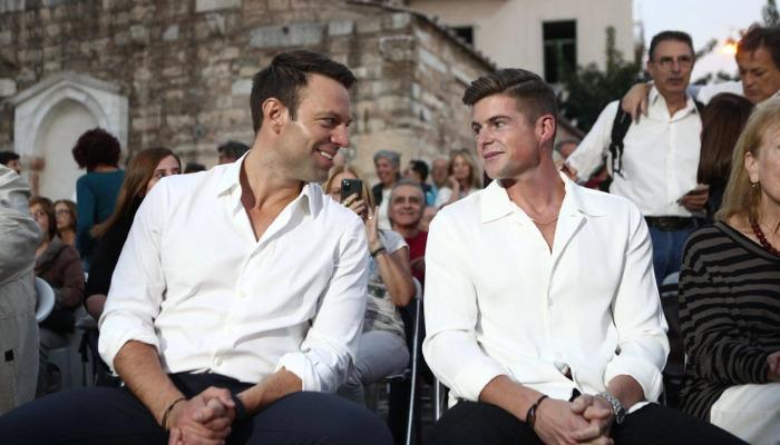 Ο Στέφανος Κασσελάκης το απόγευμα της Πέμπτης 19/10 παντρεύτη κετον σύντροφο του, Τάιλερ Μακμπέθ, στη Νέα Υόρκη, μετά το σύμφωνο συμβίωσης που επίσης είχαν συνάψει στις ΗΠΑ.