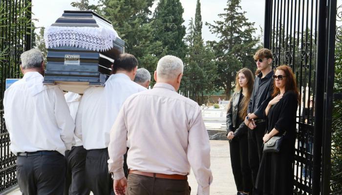 Φίλοι, συγγενείς έχουν σπεύσει στο κοιμητήριο της Παιανίας προκειμένου να πουν το τελευταίο αντίο στον Αίαντα Μανθόπουλο. 
