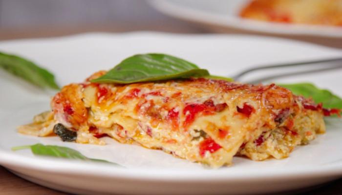 Υλικά για λαζάνια με πιπεριές 1 συσκευασία (500γρ.) λαζάνια με αβγό που δεν χρειάζονται βράσιμο, ½ κιλό κιμά 4 κουταλιές ελαιόλαδο 1 μέτριο ψιλοκομμένο κρεμμύδι 2 μεγάλες τριμμένες ντομάτες 3 κόκκινες πιπεριές κομμένες σε τετραγωνάκια 3 πράσινες πιπεριές κομμένες σε τετραγωνάκια 1 καρότο τριμμένο 2 φλ. τριμμένη παρμεζάνα ½ κουταλάκι ζάχαρη ½ φλ. κοχλαστό νερό 1 φλιτζανάκι άσπρο κρασί ¾ φλ. συμπυκνωμένο χυμό ντομάτας 250ml κρέμα γάλακτος 1 ½ κουταλάκι αλάτι 1 πρέζα πιπέρι Εκτέλεση για λαζάνια με πιπεριές Ζεσταίνετε το ελαιόλαδο σε ένα μέτριο τηγάνι και σοτάρετε το κρεμμύδι. Στη συνέχεια, προσθέτετε τον κιμά και όταν ασπρίσει, βάζετε τις πιπεριές, το καρότο και βράζετε μέχρι να μαλακώσουν. Σβήνετε με το κρασί. Βράζετε για 5 λεπτά περίπου μέχρι να εξατμιστεί το αλκοόλ. Ακολούθως, ρίχνετε τις τριμμένες ντομάτες, τη ζάχαρη, το νερό, αλάτι, πιπέρι και βράζετε για ακόμα 4-5 λεπτά. Μετά βάζετε ένα σουρωτήρι σε ένα μπολ (για να κρατήσετε τα υγρά) και ρίχνετε μέσα τον κιμά να στραγγίσει εντελώς. Βάζετε τον στραγγισμένο κιμά σε ένα μπολ και προσθέτετε το 1 φλιτζάνι παρμεζάνα και ανακατεύετε μέχρι να ομογενοποιηθούν. Προθερμαίνετε τον φούρνο στους 180°C. Σε ένα πυρίμαχο σκεύος απλώνετε το ½ φλ. χυμό ντομάτας και καλύπτετε όλη την επιφάνειά του. Κατόπιν, κάνετε τρεις στρώσεις με φύλλα από λαζάνια και δυο στρώσεις από τον κιμά. Δηλαδή, απλώνετε το 1/3 των φύλλων από τα λαζάνια πάνω από την ντομάτα και στρώνετε το 1/3 της γέμισης σε όλη την επιφάνεια. Απλώνετε άλλη μια στρώση φύλλα από λαζάνια και ρίχνετε τον υπόλοιπο κιμά και τελειώνετε με τα υπόλοιπα φύλλα. Περιχύνετε τα λαζάνια με τον υπόλοιπο χυμό ντομάτας, με τα υγρά που κρατήσατε από τη γέμιση, την κρέμα γάλακτος και σκεπάζετε το σκεύος με αλουμινόχαρτο. Ψήνετε στον προθερμασμένο φούρνο για 25 λεπτά. Βγάζετε το ταψί από το φούρνο, το ξεσκεπάζετε και σκορπάτε στην επιφάνεια την υπόλοιπη παρμεζάνα. Ξαναβάζετε το φαγητό στο φούρνο και ψήνετε για άλλα 5-10 λεπτά μέχρι να λιώσει το τυρί και ροδίσουν τα λαζάνια.