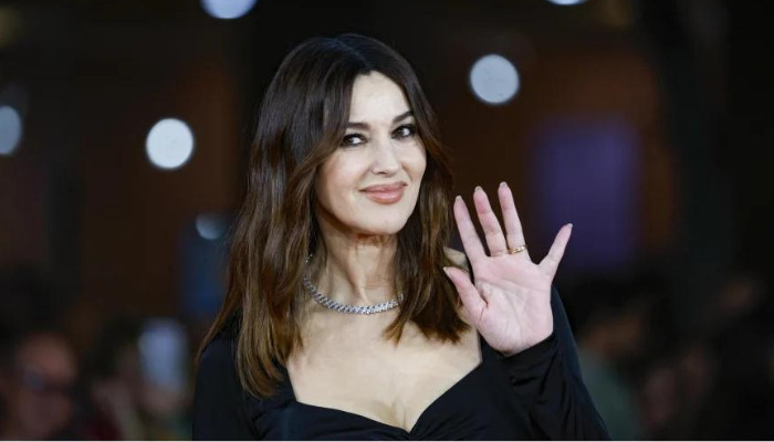 Η Ιταλίδα σταρ Μόνικα Μπελούτσι  θα βρεθεί στη Θεσσαλονίκη στις 8 – 9 Νοεμβρίου 2023 για να παρουσιάσει την προβολή του υβριδικού φιλμ “Μαρία Κάλλας - Επιστολές και αναμνήσεις” των Τομ Βολφ και Γιάννη Δημολίτσα που είναι βασισμένο στην παράσταση “Maria Callas: Letters and Memoirs”