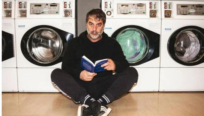 Με το τραγούδι “Θυμωμένος Ήλιος”, το οποίο ερμηνεύει ο Γιώργος Νικηφόρου Ζερβάκης, ξεκινά το soundtrack του φετινού κύκλου της σειράς “Σασμός”, έχοντας πάντα την υπογραφή του Νίκου Τερζή στη σύνθεση και του Γιάννη Κότσιρα στους στίχους και συνοδεύει τον Ανδρέα Βρουλάκη, τον οποίο υποδύεται ο ηθοποιός Βασίλης Μπισμπίκης .