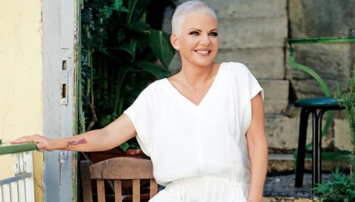 Η Νανά Παλαιτσάκη μίλησε στην κάμερα της Super Κατερίνα. Η γνωστή δημοσιογράφος απάντησε σε πολλές ερωτήσεις και μεταξύ άλλων απάντησε και στον Δημήτρη Παπανώτα.