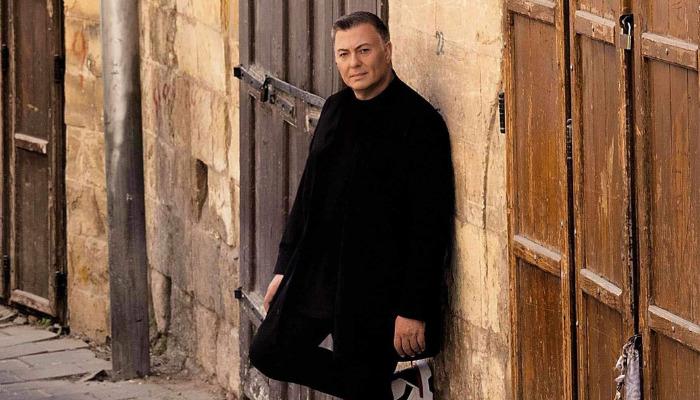 Κυκλοφόρησε το νέο τραγούδι του Νίκου Μακρόπουλου με τίτλο “Κουμάντο”.
