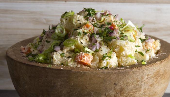 Εύκολη πατατοσαλάτα με γιαούρτι