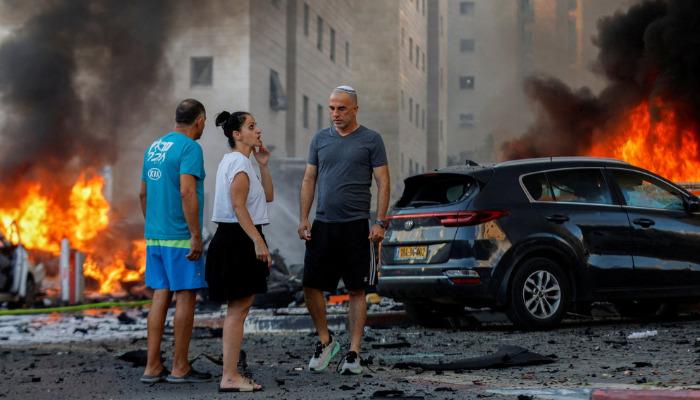 Για τρίτη ημέρα συνεχίζεται ο πόλεμος στο Ισραήλ με τη Χαμάς, με τις δύο αντιμαχόμενες πλευρές να μετρούν ήδη εκατοντάδες απώλειες και τον συνολικό απολογισμό των νεκρών να ξεπερνά τους 1.100, τη στιγμή που ο ισραηλινός στρατός ετοιμάζεται να εισβάλει στη Λωρίδα της Γάζας.