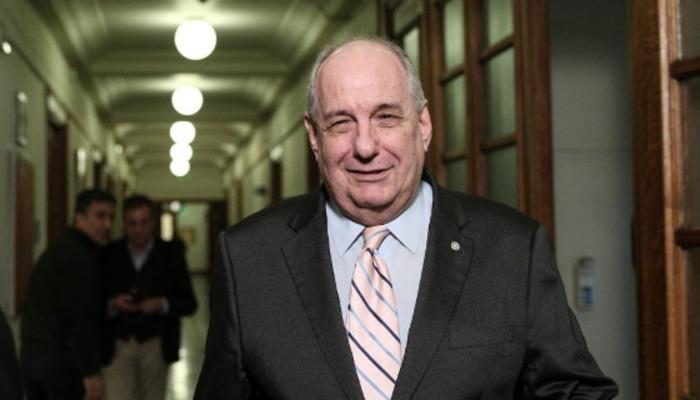 Ο Τέρενς Κουίκ προέβη σε μια σπάνια εξομολόγηση σε συνέντευξη του στο One και στον Μάνο Νιφλή. Μεταξύ άλλων, ο γνωστός δημοσιογράφος «έσπασε» μιλώντας για τον μεγαλύτερο γιο του, τον οποίο -όπως είπε- έχει αδικήσει περισσότερο από όλους.