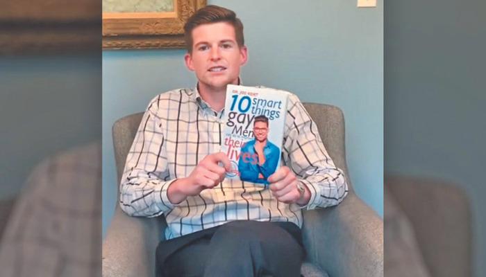 Συμβουλές σε γκέι και bisexual άνδρες μέσω του αγαπημένου του βιβλίου με τίτλο “Τα 10 έξυπνα πράγματα που μπορούν να κάνουν οι γκέι άνδρες για να βελτιώσουν τις σχέσεις τους” πρότεινε ο σύζυγος του Στέφανου Κασσελάκη, Τάιλερ Μακμπέθ.