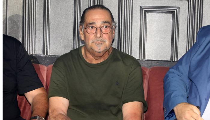 Ο Βασίλης Καρράς διανύει δύσκολες ώρες για την υγεία του. Αν και από την πλευρά της οικογένειας όλες οι πληροφορίες που βγαίνουν προς τα έξω είναι μετρημένες στα δάχτυλα, όπως γράφεται τις τελευταίες ώρες, οι στιγμές περνούν δύσκολα για τον αγαπημένο τραγουδιστή.