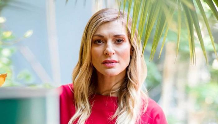 Η Ζέτα Δούκα μίλησε στις κάμερες των τηλεοπτικών εκπομπών. Αφορμή στάθηκε το ότι η ηθοποιός βρέθηκε στην πρεμιέρα της παράστασης “Σκηνές από έναν γάμο” με τη Μαρίνα Ασλάνογλου και τον Νίκο Ψαρρά.