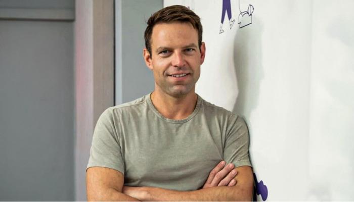 Η Christine Levett Alala από το Σάρλοτ της Βόρειας Καρολίνας είναι η μυστηριώδης γυναίκα που πριν από μία δεκαετία μονοπωλούσε τη ζωή του νέου προέδρου του ΣΥΡΙΖΑ Στέφανου Κασσελάκη.