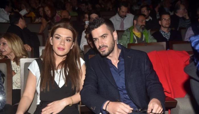 Ο Γιάννης Τσιμιτσέλης μίλησε στην κάμερα του Mega Καλημέρα, από το θέατρο Πειραιώς 131, για την παράσταση «Για μια ζωή» των Ρέππα – Παπαθανασίου. Μεταξύ άλλων αναφέρθηκε και στην Βάσω Λασκαράκη.