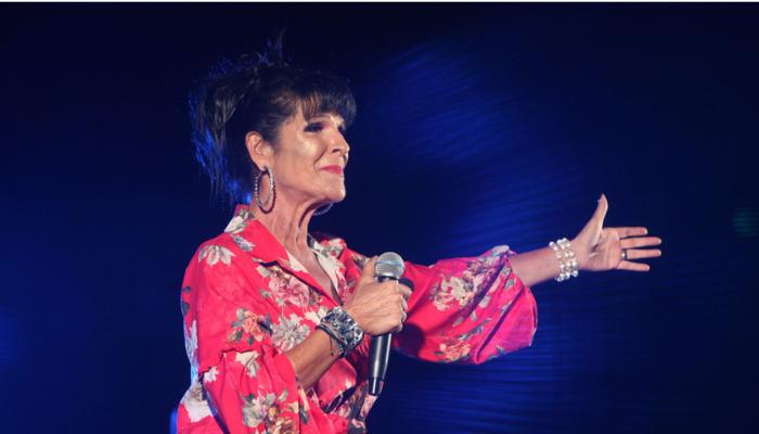 Η Σοφία Βόσσου μίλησε στην εκπομπή Καλύτερα Αργά και στην Αθηναΐδα Νέγκα. Εκεί αναφέρθηκε στον Ανδρέα Μικρούτσικο, την κόρη της και την ζωή της.