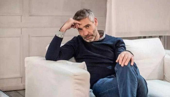 Ο Θοδωρής Αθερίδης μίλησε στις κάμερες ψυχαγωγικών εκπομπών, στην επίσημη πρεμιέρα της παράστασης «Μαθήματα Κωμωδίας» στο θέατρο Μικρό Παλλάς, όπου μεταξύ άλλων ρωτήθηκε για το δεύτερο εγγόνι του, καθώς και για το αποχαιρετιστήριο πάρτι που θα τελεστεί σήμερα για τη Μαίρη Χρονοπούλου.