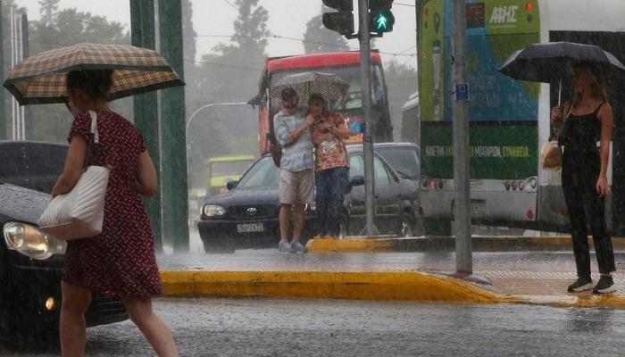 Βροχές και καταιγίδες σε αρκετές περιοχές της Ελλάδας φέρνει η κακοκαιρία τύπου «Π» που καταφθάνει με άγριες διαθέσεις στη χώρα, με τους μετεωρολόγους να κρούουν τον κώδωνα του κινδύνου για τον όγκο νερού που αναμένεται.