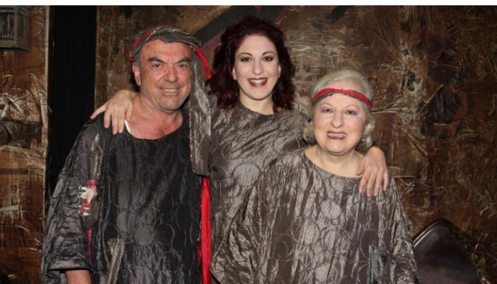 Με μία ανάρτησή του ο Σπύρος Μπιμπίλας ενημέρωσε πως τόσο ο Αντώνης Ξένος, ο σύζυγος της Ελένης Γερασιμίδου όσο και η κόρη του Αγγελική προσήχθησαν στην ΓΑΔΑ.