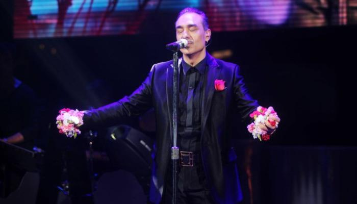 Πολύς ο λόγος έχει γίνει το τελευταίο διάστημα για τον Νότη Σφακιανάκη και το μέλλον του, με τους δημοσιογράφους να αναζητούν έστω και μία πληροφορία τόσο για τη ζωή του, όσο και για τα επαγγελματικά του σχέδια.