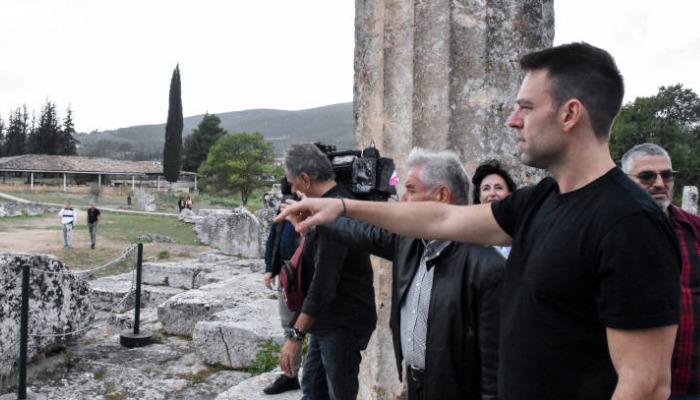 Ο Στέφανος Κασσελάκης βρέθηκε στην Νεμέα. Ο πρόεδρος του ΣΥΡΙΖΑ παραχώρησε την πρώτη του συνέντευξη σε τηλεοπτική εκπομπή μετά την επιστροφή του από την Αμερική όπου παντρεύτηκε τον σύντροφό του, Τάιλερ Μάκμπεθ.