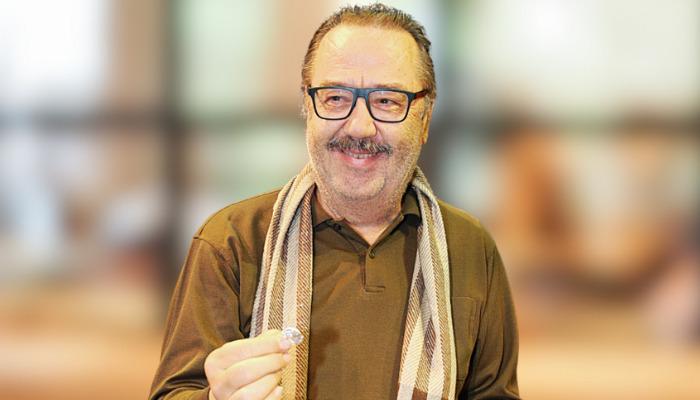 Ο Τάκης Κωστής συνάντησε την κάμερα “Mega Καλημέρα”. Ο αγαπημένος ηθοποιός μίλησε για τα 50 χρόνια στην υποκριτική, το ισχυρό δέσιμο με την σύζυγο του και για την περιπέτεια με την υγεία του.