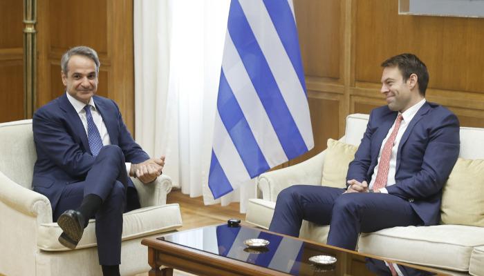 Στο γραφείο του πρωθυπουργού στη Βουλή συναντώνται αυτήν την ώρα Κυριάκος Μητσοτάκης και Στέφανος Κασσελάκης.