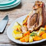 Ζουμερό χοιρινό κότσι για την Πρωτοχρονιά με τραγανή πέτσα