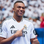 Ο Εμπαπέ παρέλαβε το «χρυσό παπούτσι» για τη σεζόν 2024-25