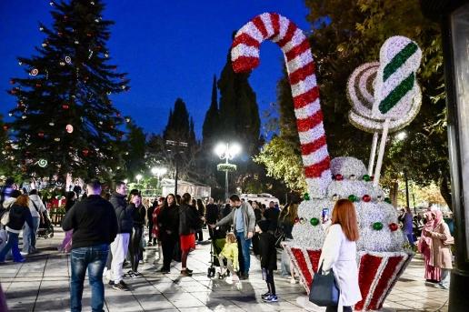 Πλατεία Συντάγματος: Φωταγωγήθηκε το Χριστουγεννιάτικο δέντρο 