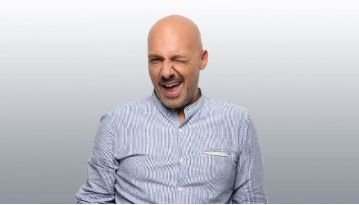 Νίκος Μουτσινάς: “Θρίλερ” με τις τελευταίες εκπομπές του 2024