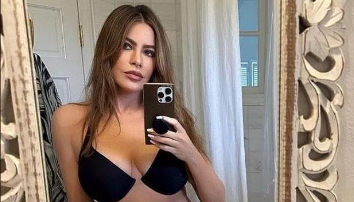 Topless στα 52 της η Sofia Vergara - Η αποκάλυψη για την σχέση της