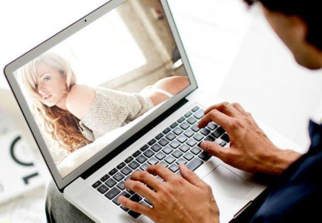 Τις Κυριακές παίρνουν φωτιά τα porn sites