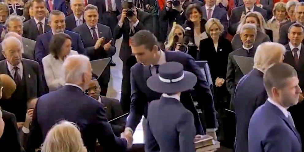 Η Ευγενική Χειραψία του Μπάρον με τον Μπάιντεν και η Ανάδειξη του Μελλοντικού Προέδρου;