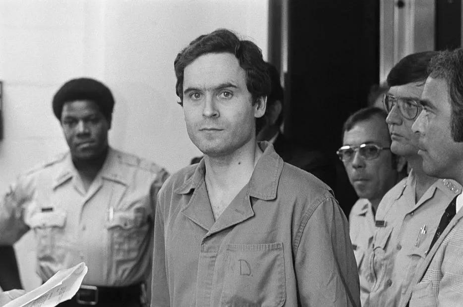 Serial killers: Έμοιαζαν με ανθρωπάκια και όμως καταδικαστήκαν για τα πιο φρικτά εγκλήματα. Η λίστα του τρόμου και της φρίκης