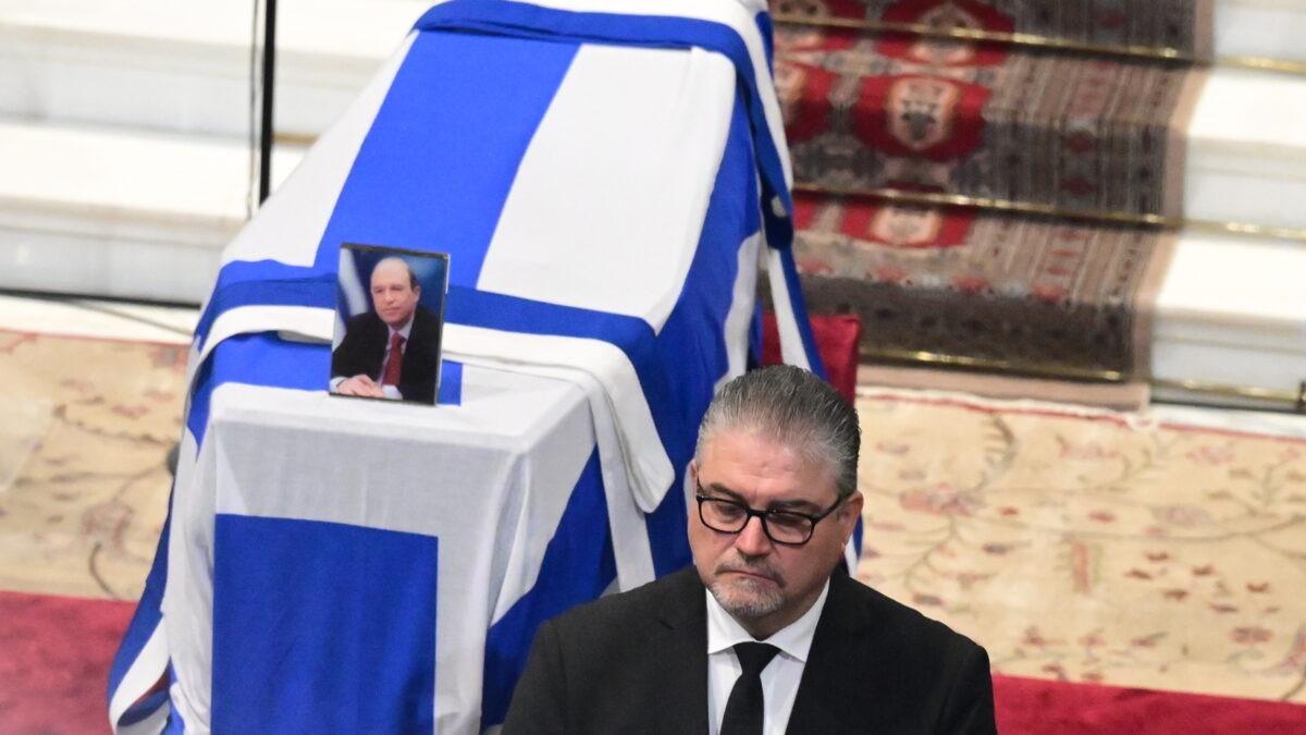 Κώστας Σημίτης: «Φρουρός» δίπλα στο φέρετρό του ο σωματοφύλακάς του