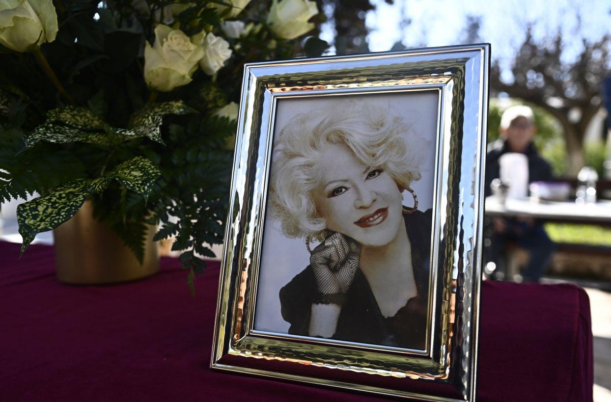 Καίτη Γκρέυ: Σε λαϊκό προσκύνημα η σορός της