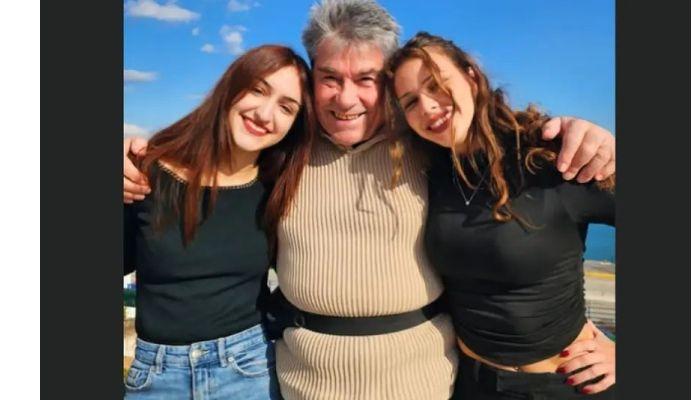 Ο Πάνος Μιχαλόπουλος φωτογραφίζεται με θαυμάστριές του