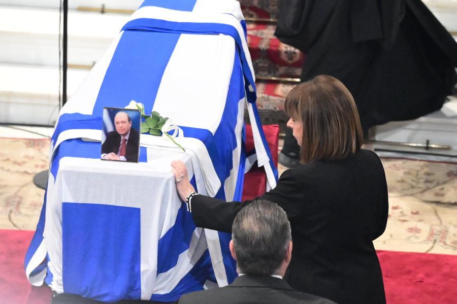 Κώστας Σημίτης: Το τελευταίο «αντίο» στον πρώην πρωθυπουργό