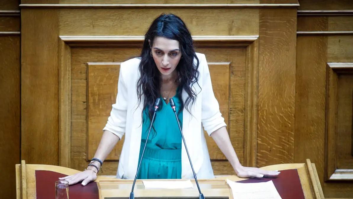 Κηδεία Κώστα Σημίτη: Λιποθύμησε η βουλευτής του ΠΑΣΟΚ, Κατερίνα Σπυριδάκη