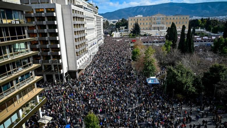 Τέμπη: Κατεβάζει