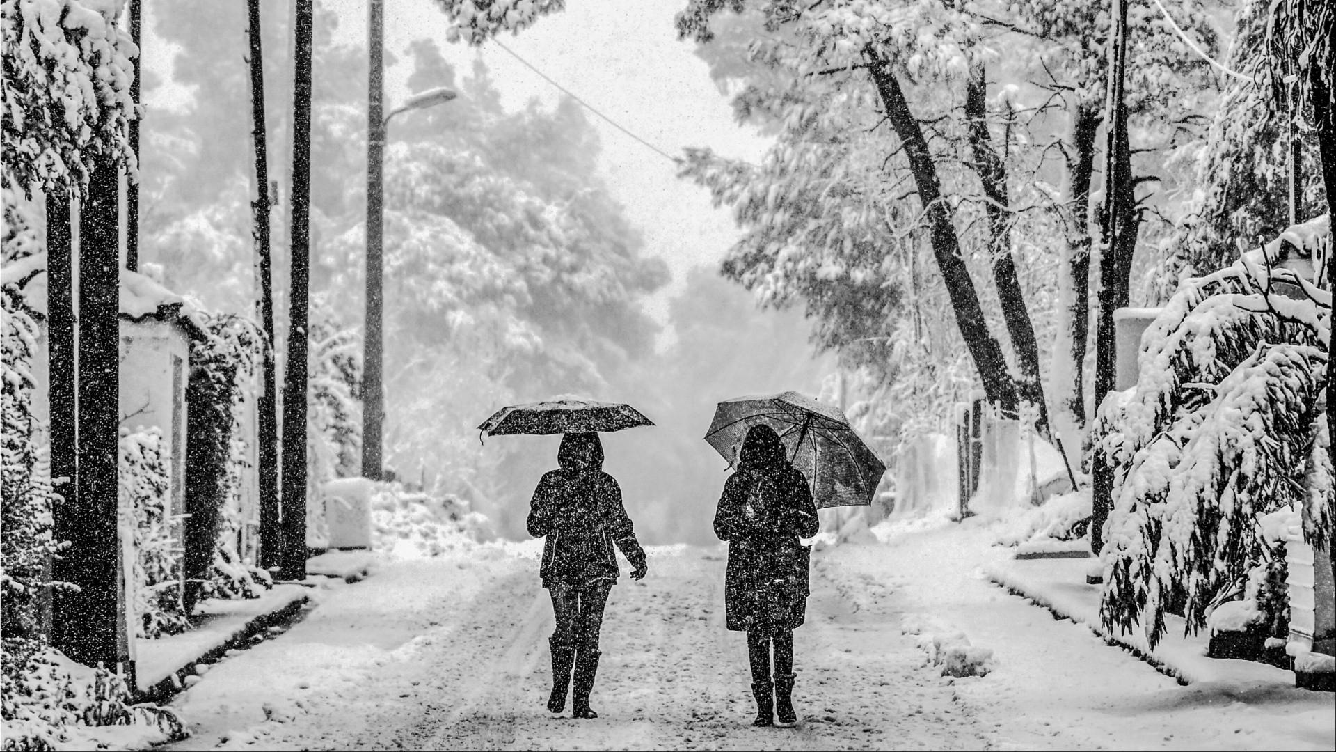 Επιδείνωση του καιρού από αύριο με χιόνια και στα χαμηλά
