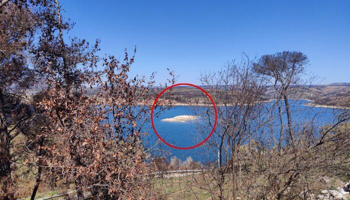 Εμφανίστηκε... βραχονησίδα στη Λίμνη Μαραθώνα